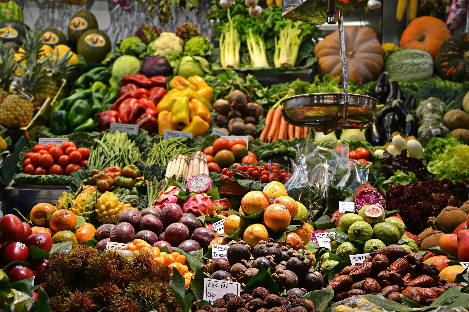 Banco di frutta e verdura fresca assortita al mercato